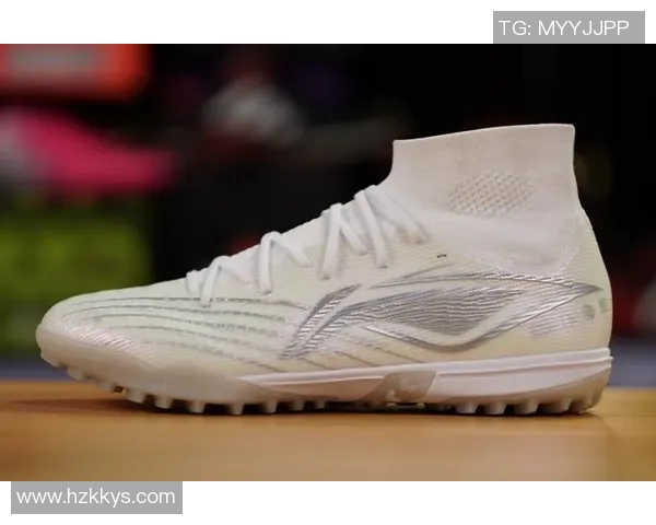 穿李宁足球鞋的球星有哪些值得关注的名字与他们的精彩表现